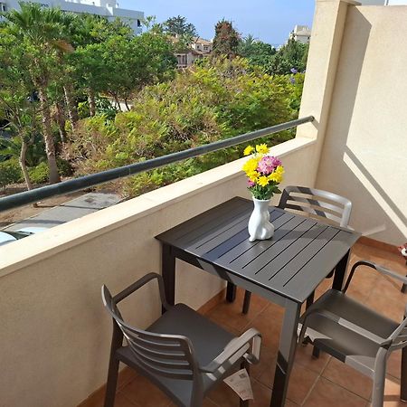 Central 2-Bed Apartment In Estepona Port Kültér fotó