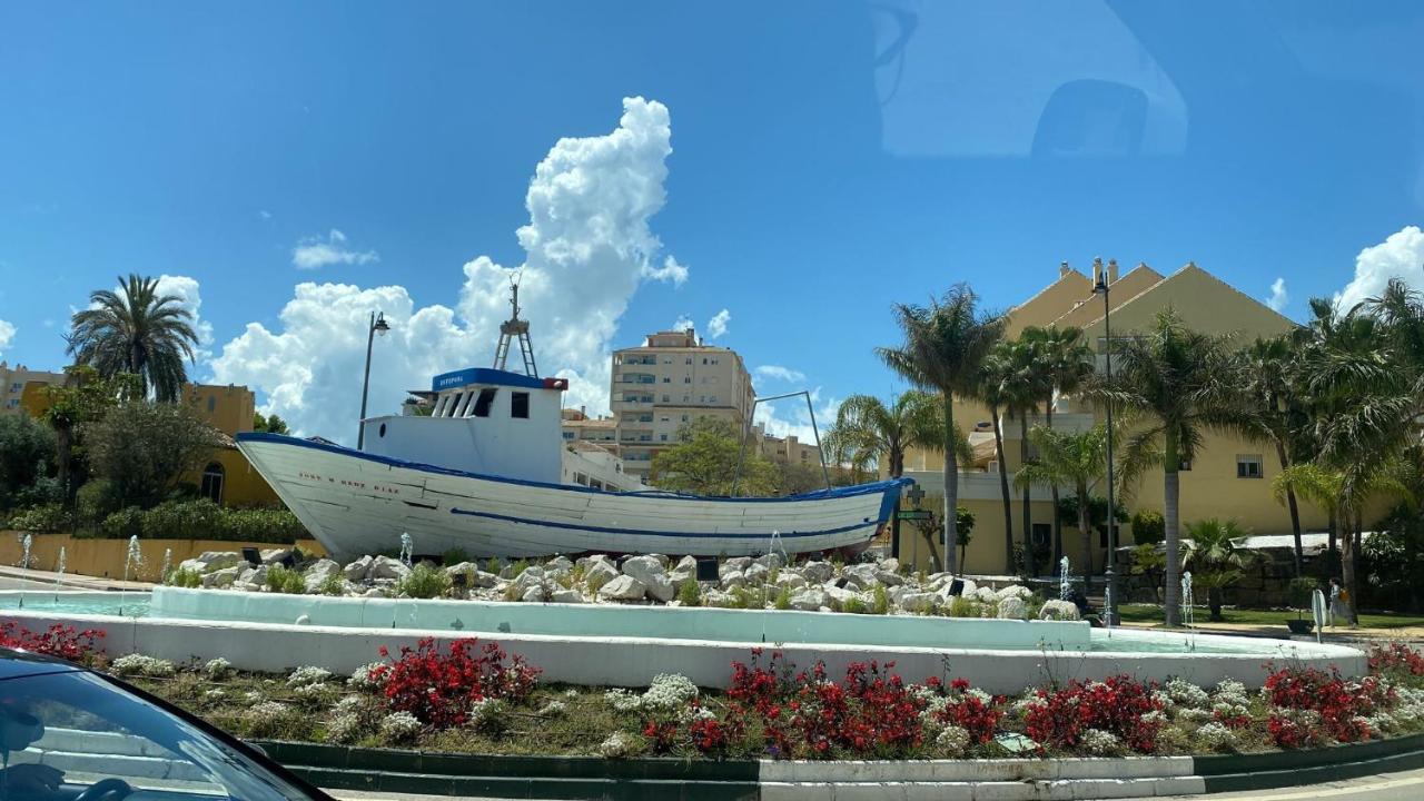 Central 2-Bed Apartment In Estepona Port Kültér fotó