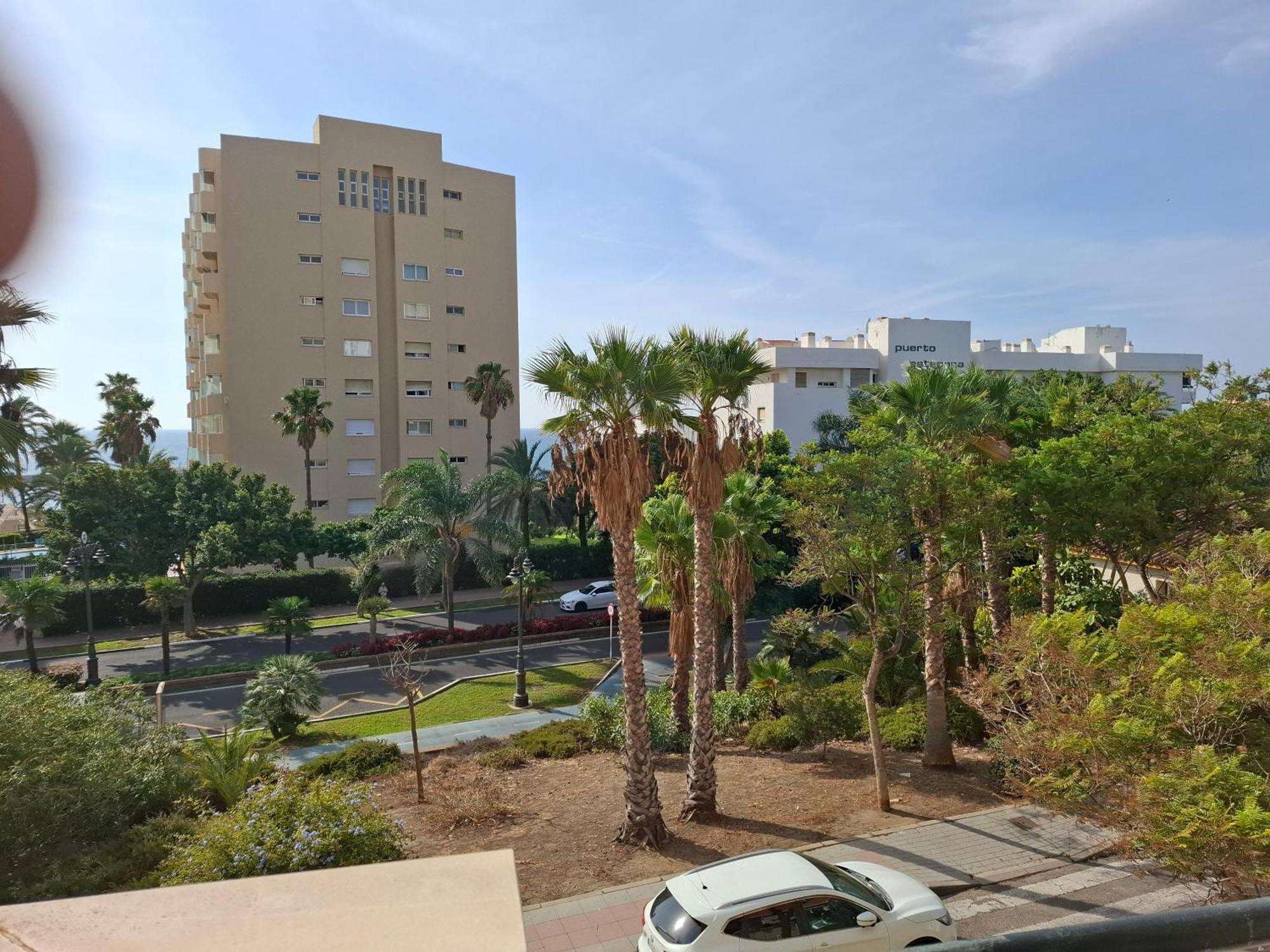 Central 2-Bed Apartment In Estepona Port Kültér fotó