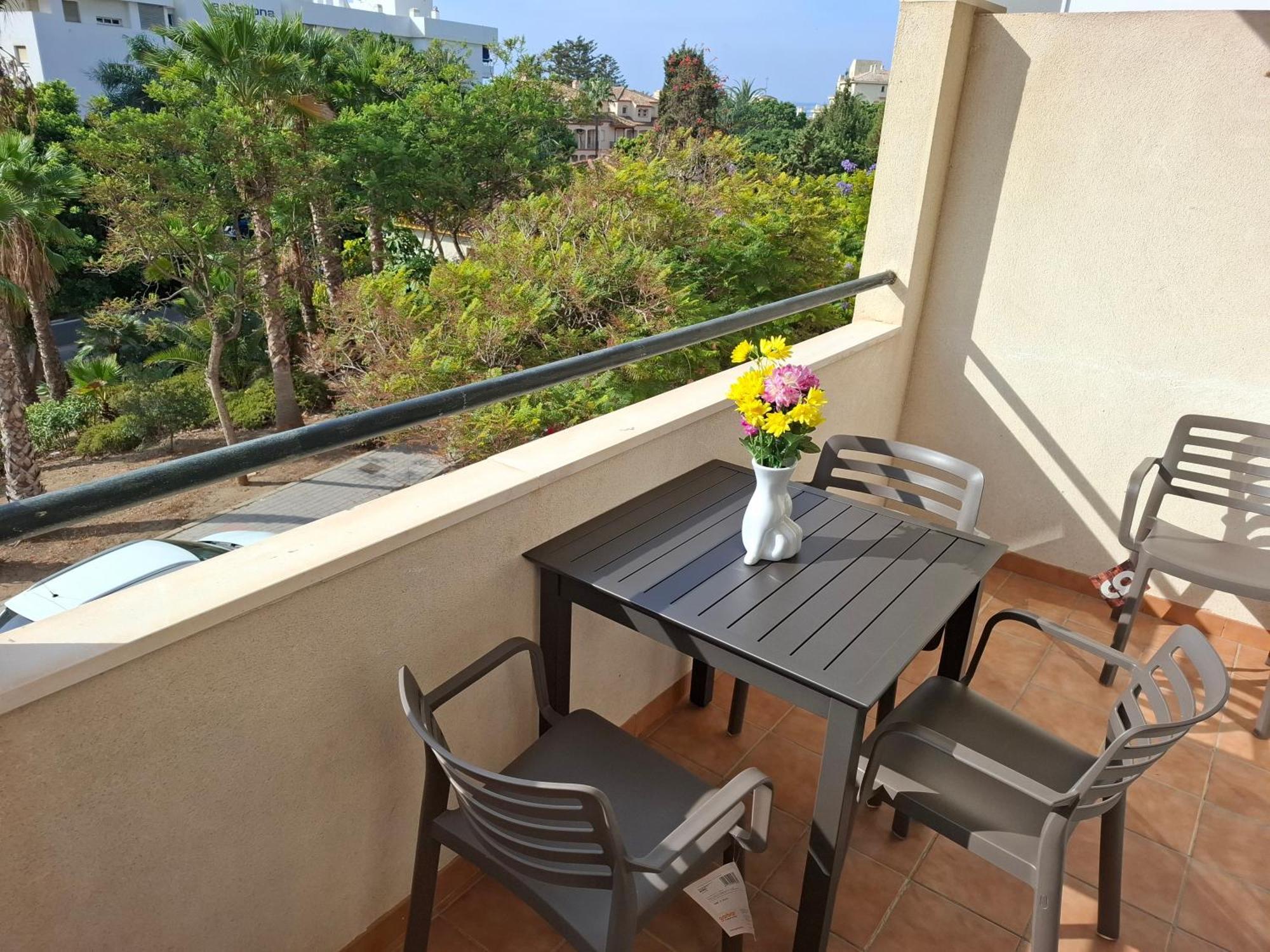 Central 2-Bed Apartment In Estepona Port Kültér fotó